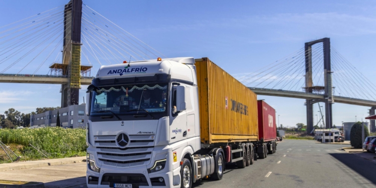 Andalfrío apuesta por el duotrailer para transportar contenedores