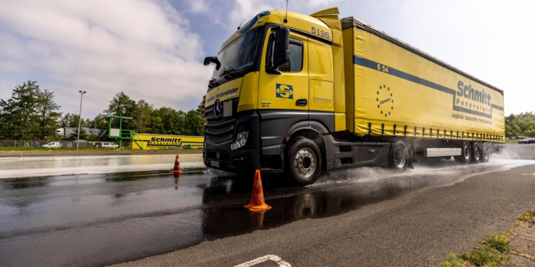 Mercedes-Benz imparte un curso sobre su nuevo freno de emergencia
