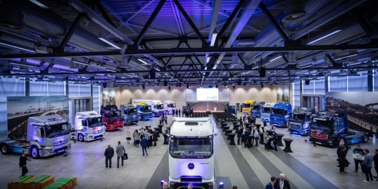 Mercedes-Benz Trucks entrega 20 eActros 300 totalmente eléctricos