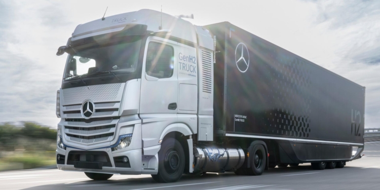 Daimler ultima su primera flota de camiones Mercedes-Benz GenH2