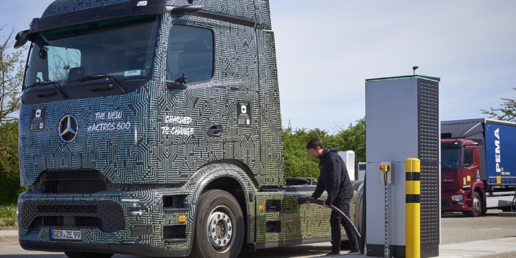 Mercedes prueba con éxito la carga eléctrica a 1.000 kilovatios