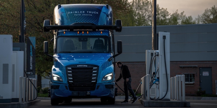 Daimler Truck trabaja en soluciones autónomas y de cero emisiones