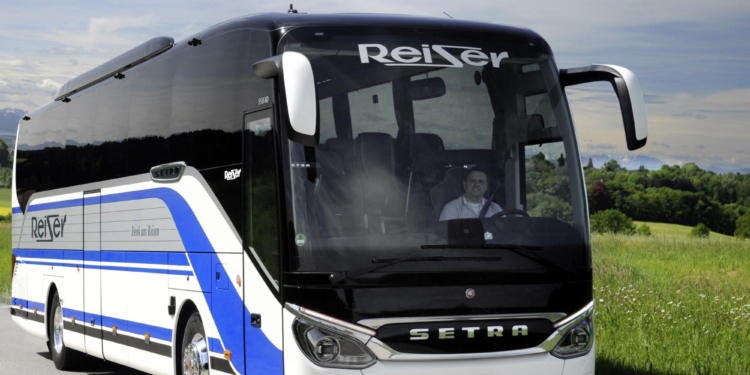Tres empresas celebran aniversarios con nuevos autobuses de Setra