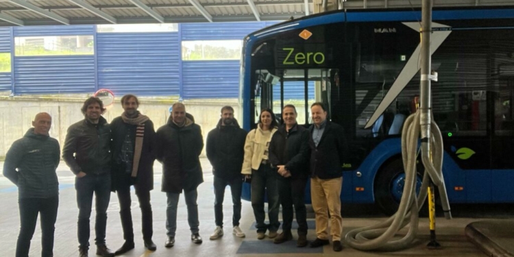 Dbus recibe la visita de una delegación de Vectalia y Ekialdebus en sus instalaciones