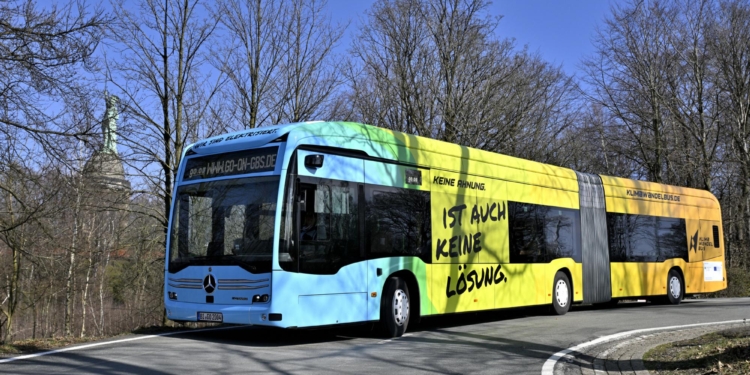 Un autobús eléctrico de Mercedes-Benz educa sobre el cambio climático
