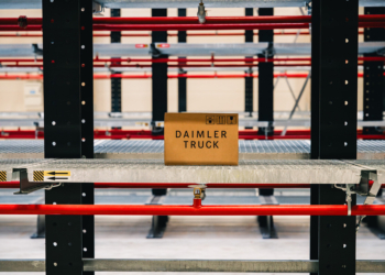 Daimler Truck inaugura su centro global de recambios en Halberstadt