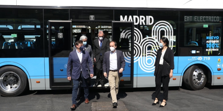 Carabante comprueba los nuevos autobuses eléctricos de la flota de la EMT