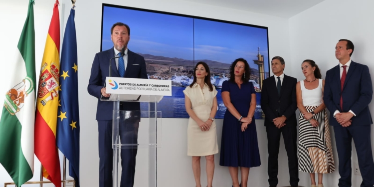 Óscar Puente se compromete a culminar los accesos al Puerto de Almería