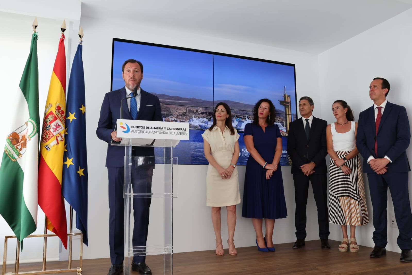 Óscar Puente se compromete a culminar los accesos al Puerto de Almería
