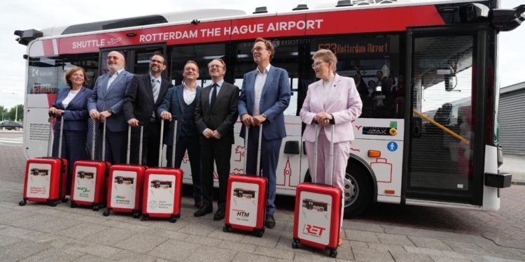 Rotterdam pone en marcha el primer servicio autónomo de bus de aeropuerto