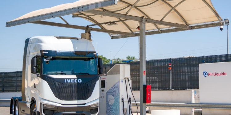 Iveco sigue dando pasos hacia el hidrógeno y la larga distancia