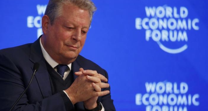Al Gore pide colaboración público privada en Davos para descarbonizar