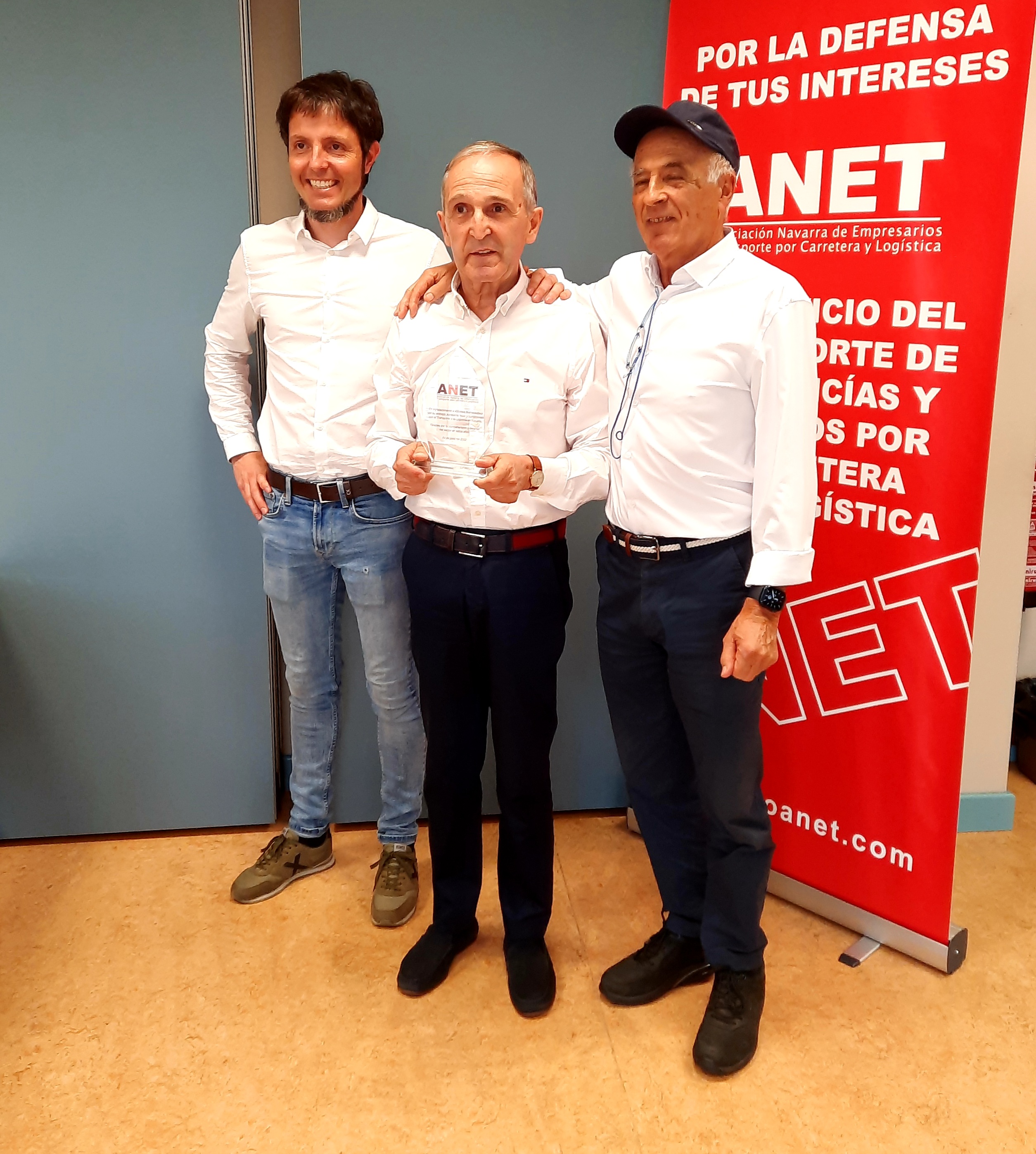 Anet reconoce la trayectoria a Alfonso Barrenechea tras 43 años