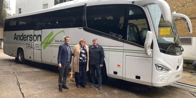 Anderson Travel toma sus primeros autocares integrales Irizar
