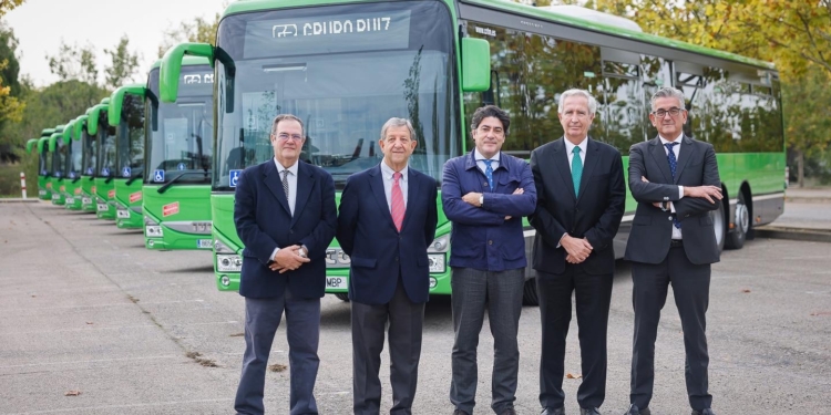 Madrid estrena 13 nuevos autobuses con mayor capacidad para viajar