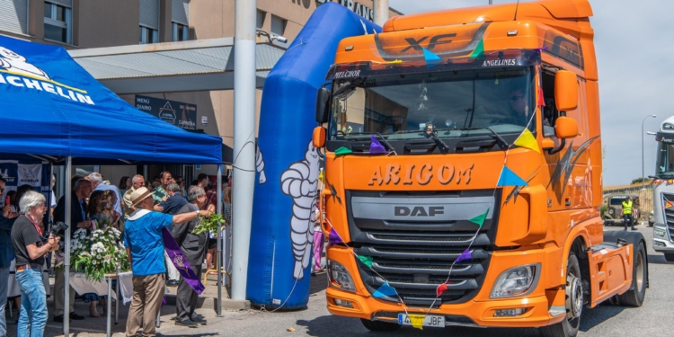 Desfile de vehículos clásicos y modernos en honor a San Cristóbal
