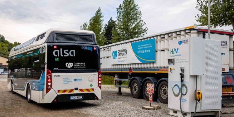 Carburos Metálicos finaliza una prueba de repostaje de un autobús de hidrógeno
