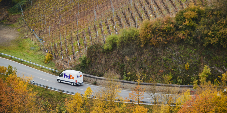 FedEx se compromete a operaciones cero en carbono para 2040
