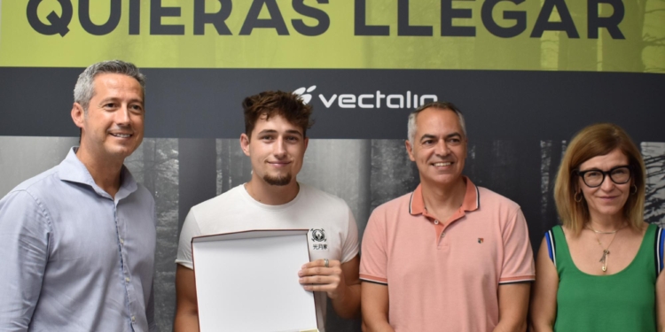 Vectalia reconoce a Francisco Salinas Orden, por salvar la vida a un pasajero