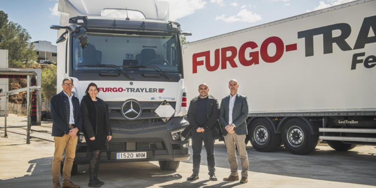Daimler entrega a Furgo-Trayler la primera eActros 300 City Tractor