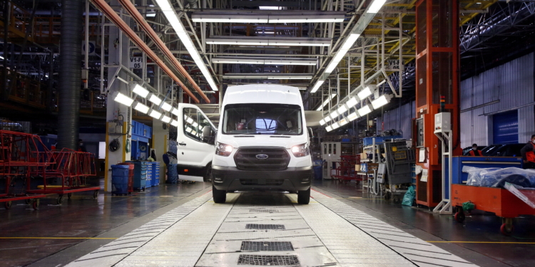 Ford comienza la producción de las primeras unidades de su E-Transit
