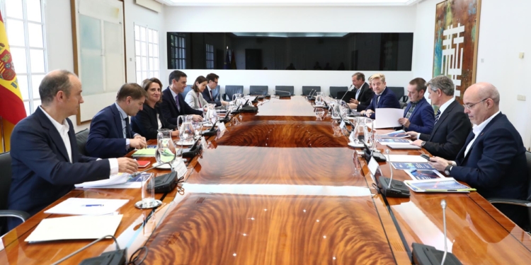 La industria de automoción se reúne con el presidente del Gobierno