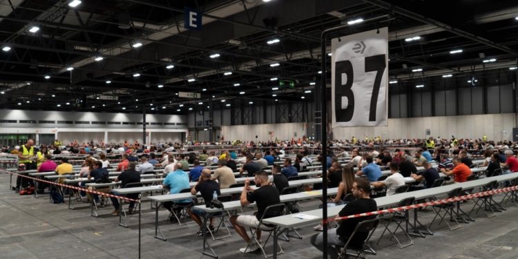 Madrid examina a 1.374 aspirantes a conductores de autobús