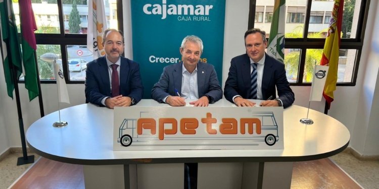 Apetam y Cajamar firman un convenio para facilitar la inversión en flotas