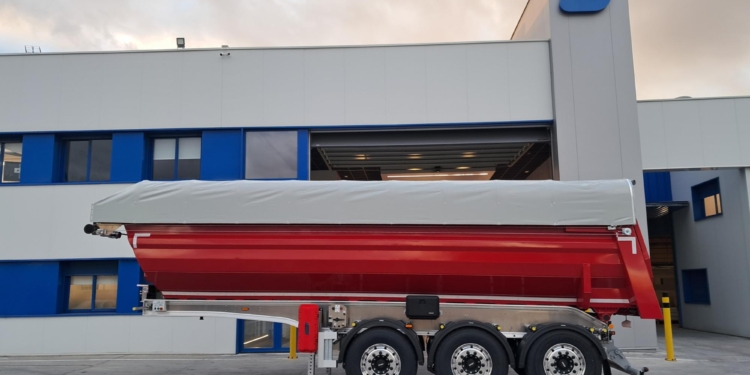 Granalu pone de largo su primer semirremolque con caja de acero