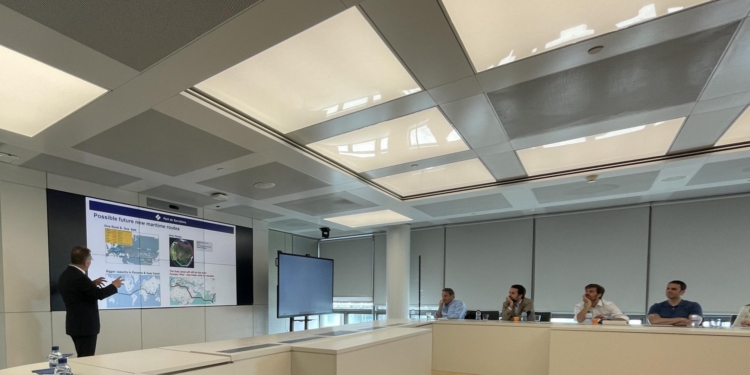 IEFL visita el Puerto de Barcelona para analizar innovaciones logísticas