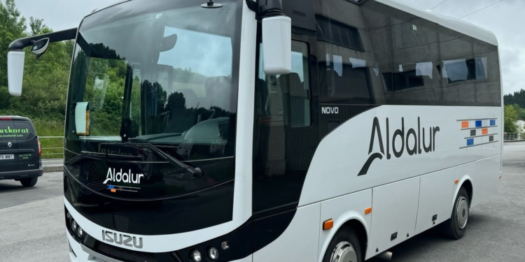 Isuzu entrega una nueva unidad del modelo Novo a Aldalur Anaiak