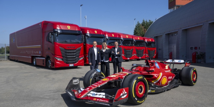 Iveco hace entrega de 15 unidades del camión S-Way a la Scuderia Ferrari