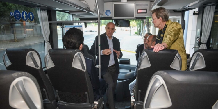 Rosabus añade siete nuevos vehículos a su flota, tres híbridos de Mercedes