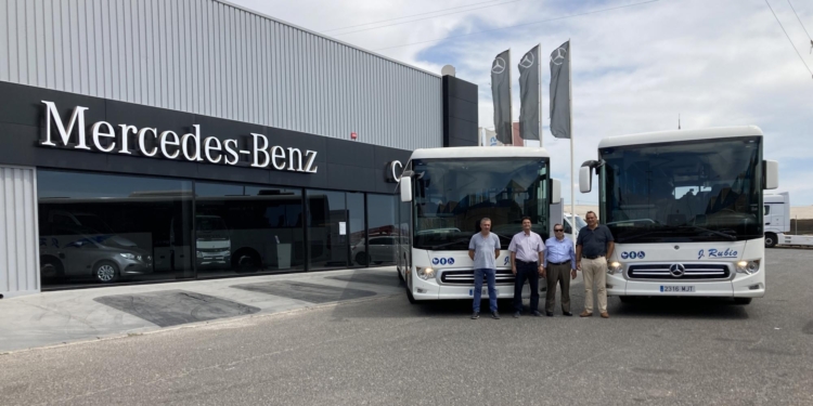 Daimler entrega dos Intouro M a Autocares Autocares Rubio López