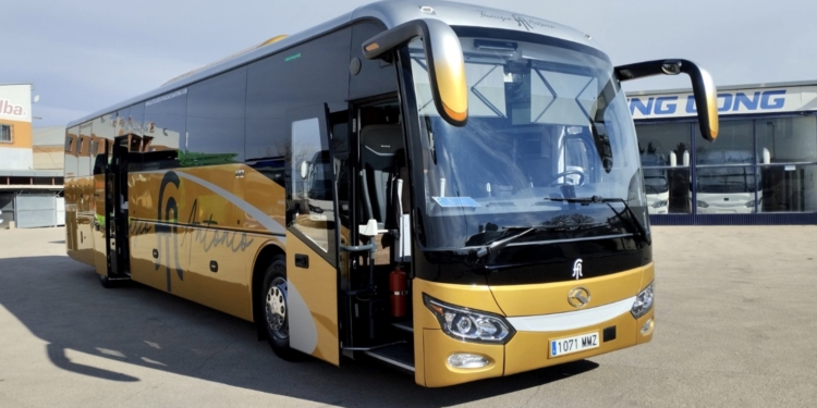 Autobuses Francisco Antonio adquiere un King Long U13x autoportable