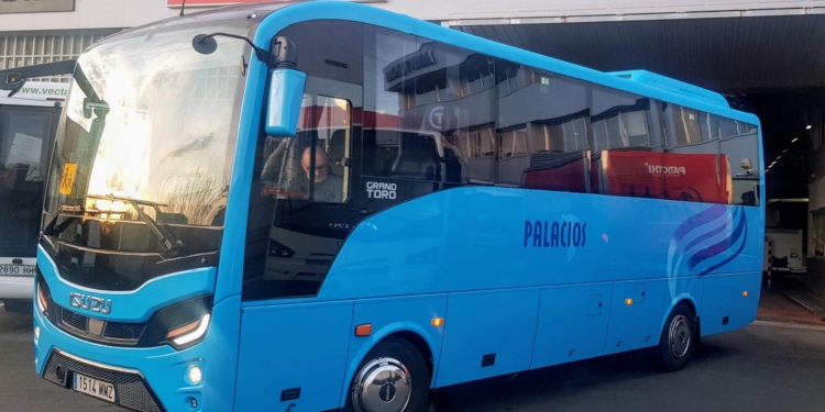 Isuzu entrega una nueva unidad del Grand Toro a Cespedosa Bus