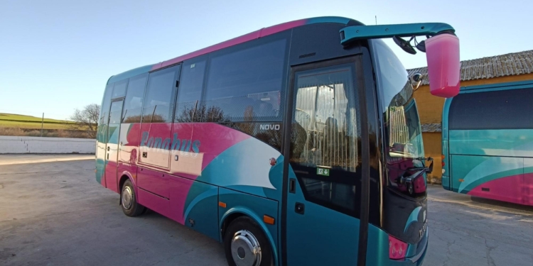 Isuzu realiza la entrega de un minibús Novo a su cliente Ronabus