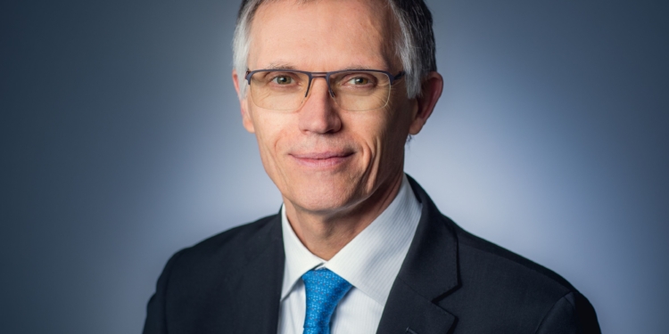 Amazon y Stellantis colaboran para integrar tecnología y movilidad