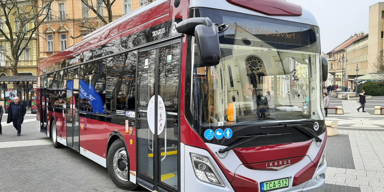 Los autobuses Ikarus 120e aterrizan en la capital húngara de Kaposvár