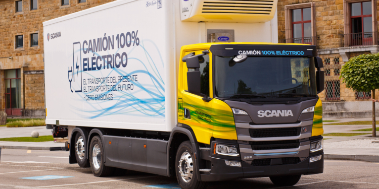 Robles Transport prueba los camiones híbrido enchufable y eléctrico de Scania