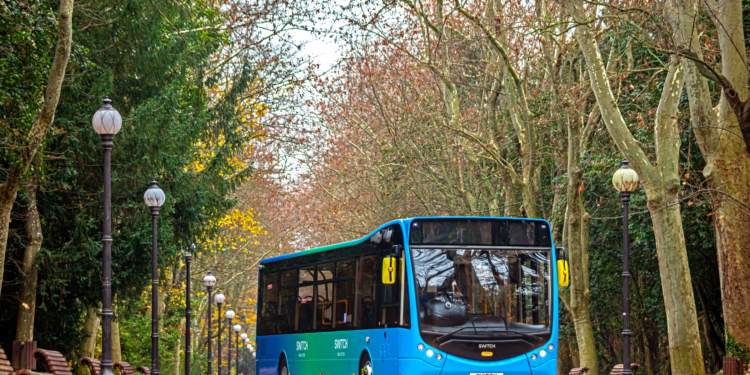 El primer ministro Boris Johnson elogia la inversión de Switch Mobility