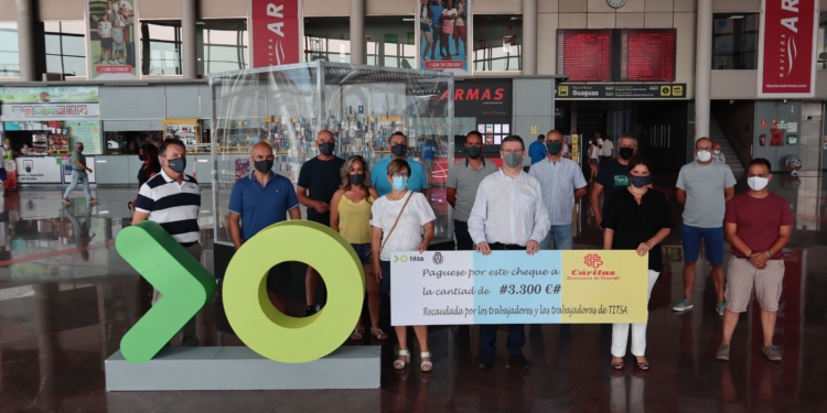 Los empleados Titsa reacudan 3.300 euros para Cáritas