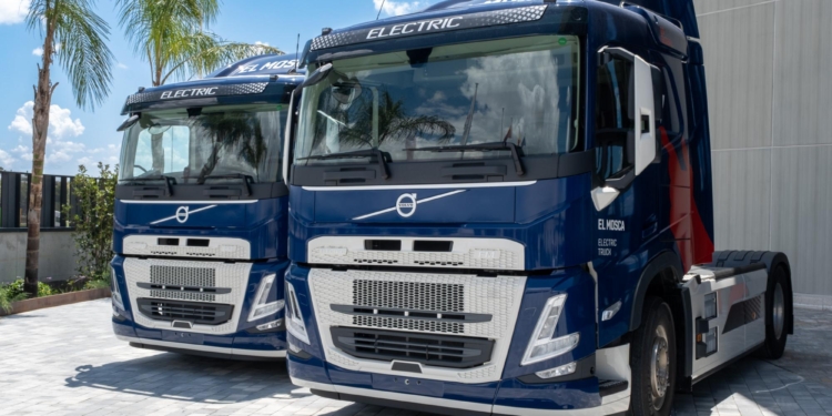 Volvo Trucks entrega siete camiones de la gama FM Electric a El Mosca