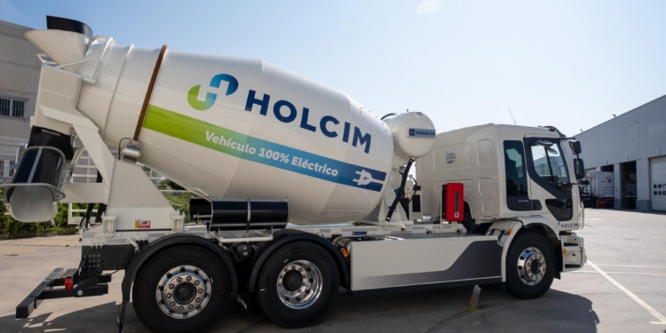 Volvo entrega la primera hormigonera eléctrica a Holcim