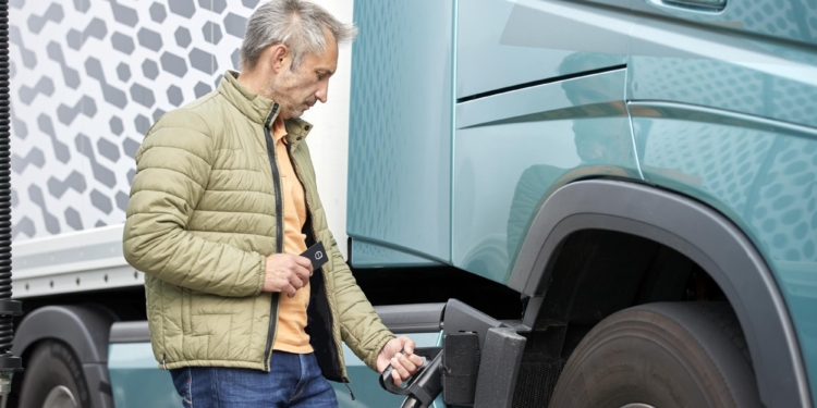 Volvo Trucks lanza en Suecia un nuevo servicio de carga rápida para camiones eléctricos