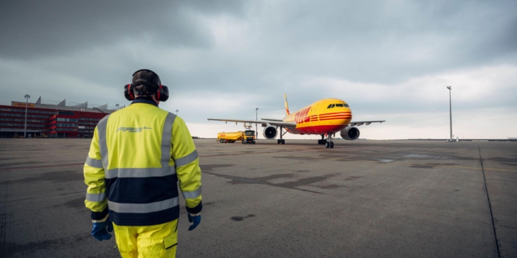 DHL Express y Shell colaboran para impulsar el transporte aéreo sostenible