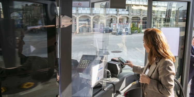 A Coruña estrena la aplicación móvil para pagar su autobús urbano
