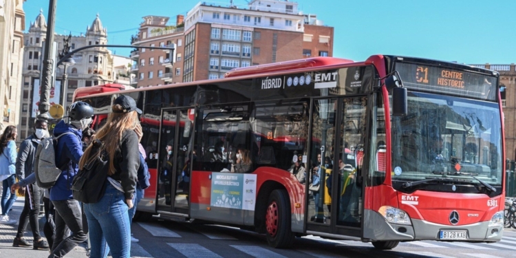 Las paradas violetas de EMT Valencia benefician a 1.200 usuarias en 2024