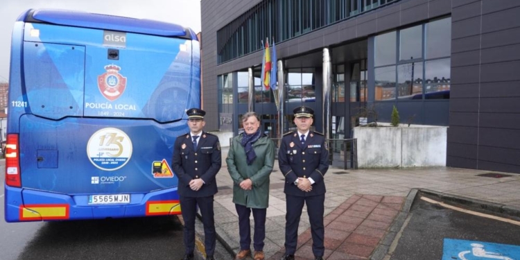 Oviedo presenta un autobús eléctrico por el 175 aniversario de la Policía