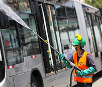 El transporte escolar de Sevilla reclama el pago de las labores de limpieza